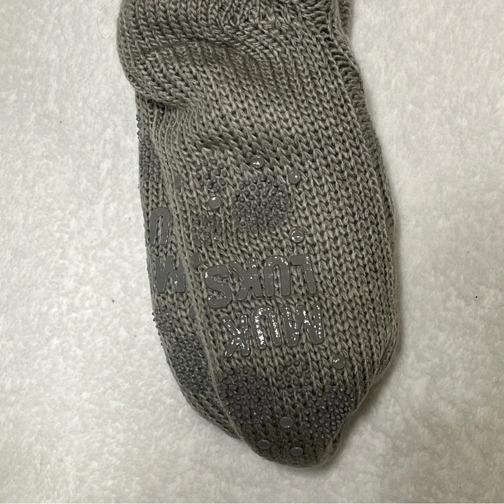 Muk Luks Women’s Pom Pom Cabin Knit Socks Gray Size L/XL 8–11 NWT